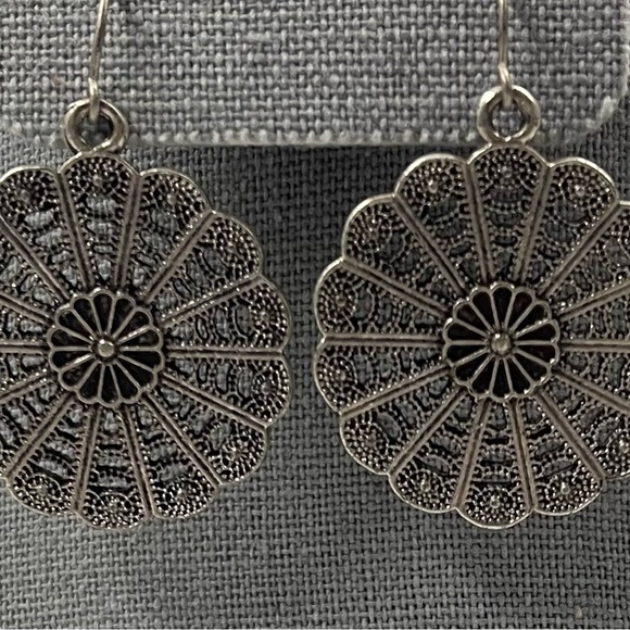 Preowned - assortment of costume jewelry **Dorado693** - Picture 4 of 10